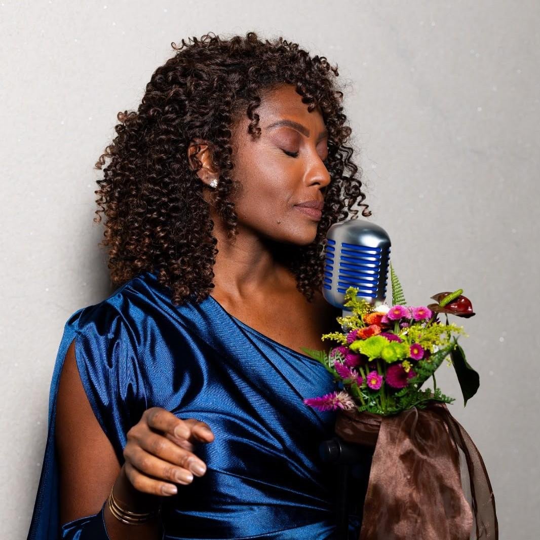Nathy Moraes cantando